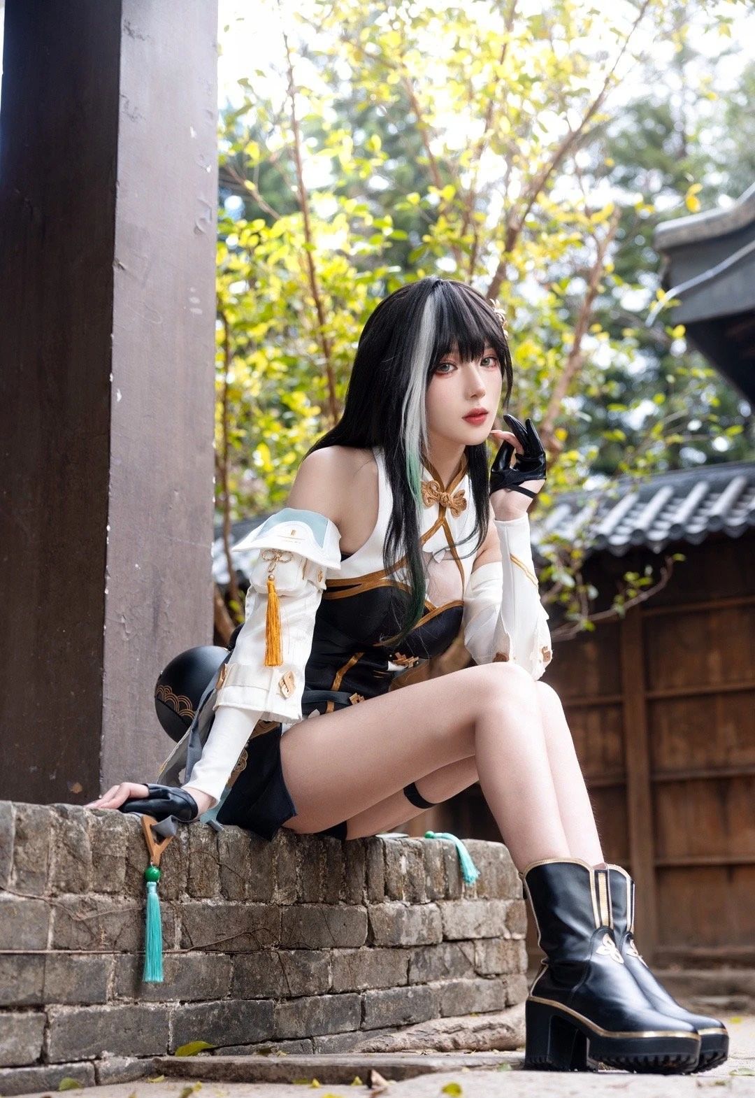 鸣潮白芷COS | 身材高挑的清纯美女，眉眼深邃迷人