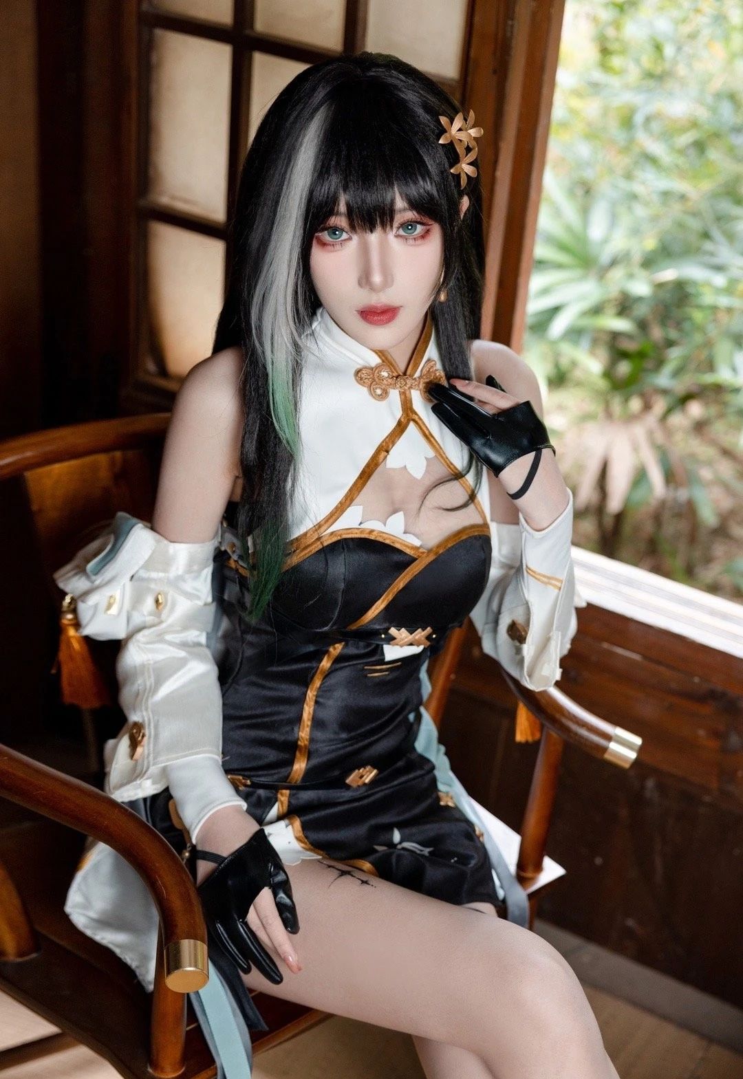 鸣潮白芷COS | 身材高挑的清纯美女，眉眼深邃迷人