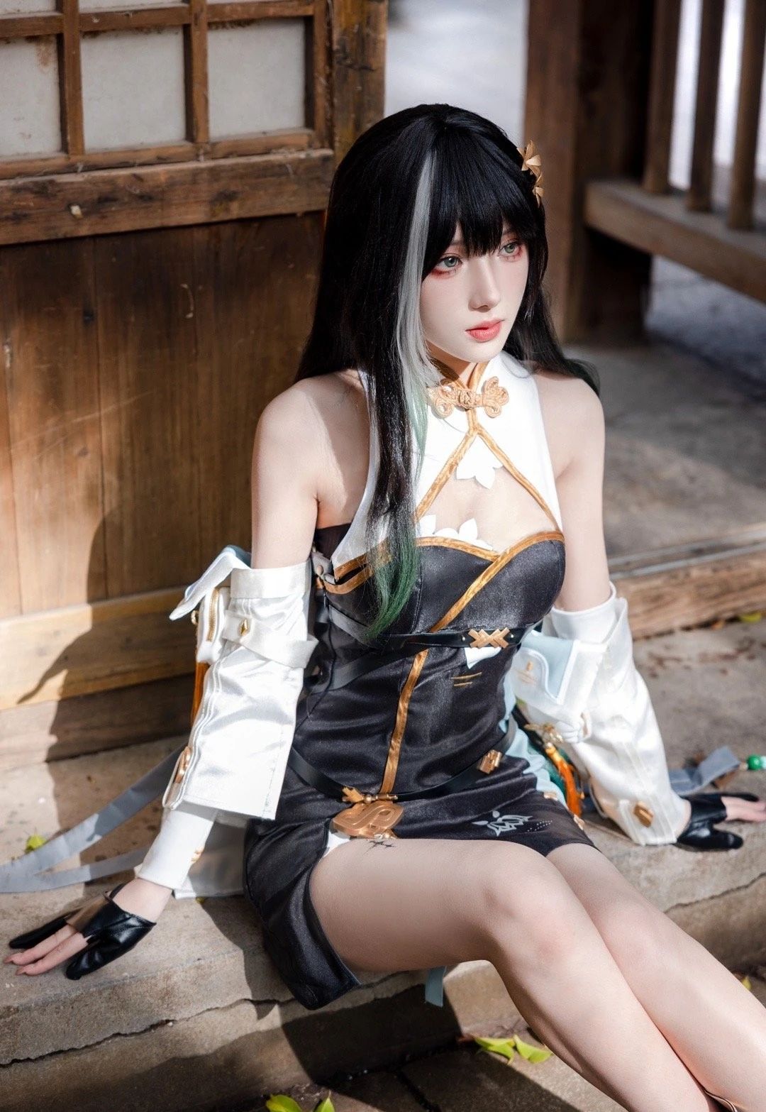 鸣潮白芷COS | 身材高挑的清纯美女，眉眼深邃迷人