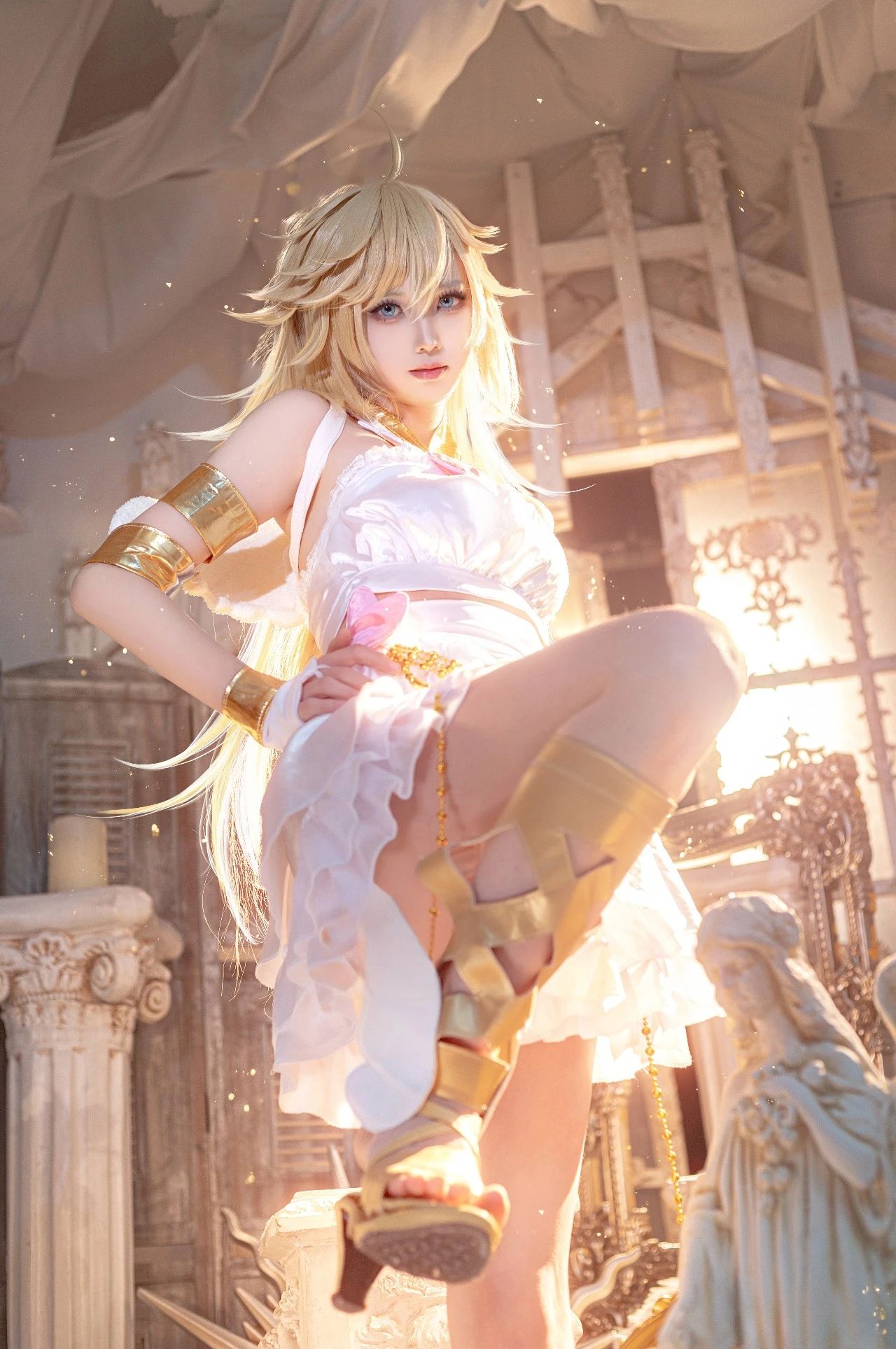 【cos】肉肉大长腿真的可以美到发光 吊带袜天使panty cos
