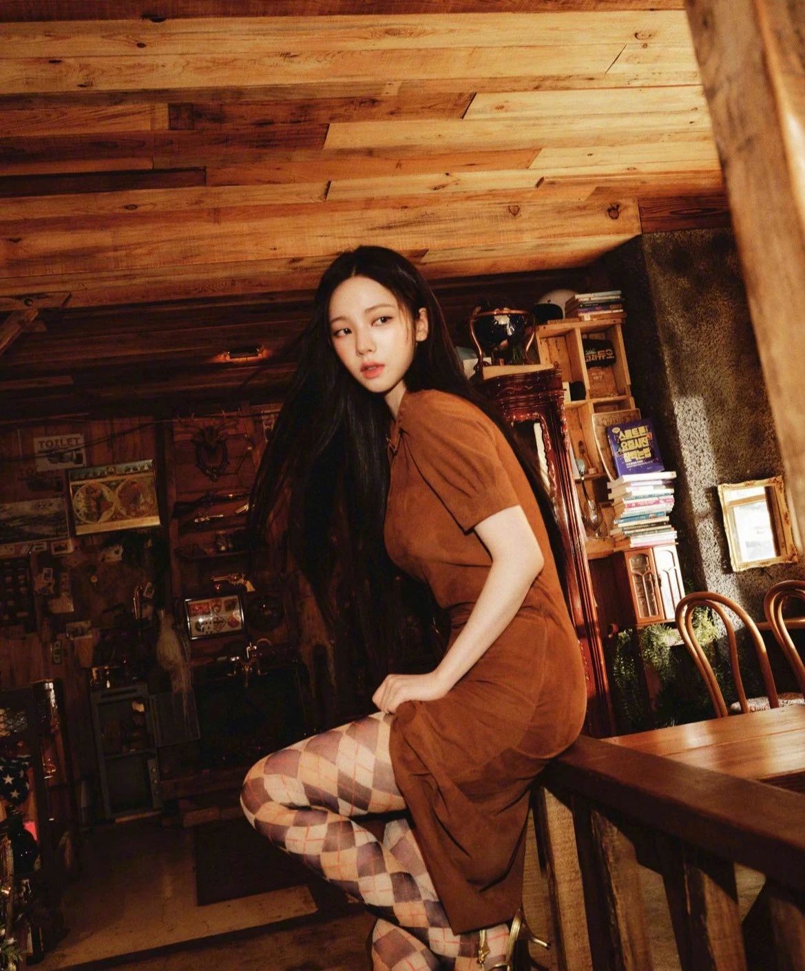 KARINA柳智敏BAZAARMEN LIT画报，氛围感拉满！
