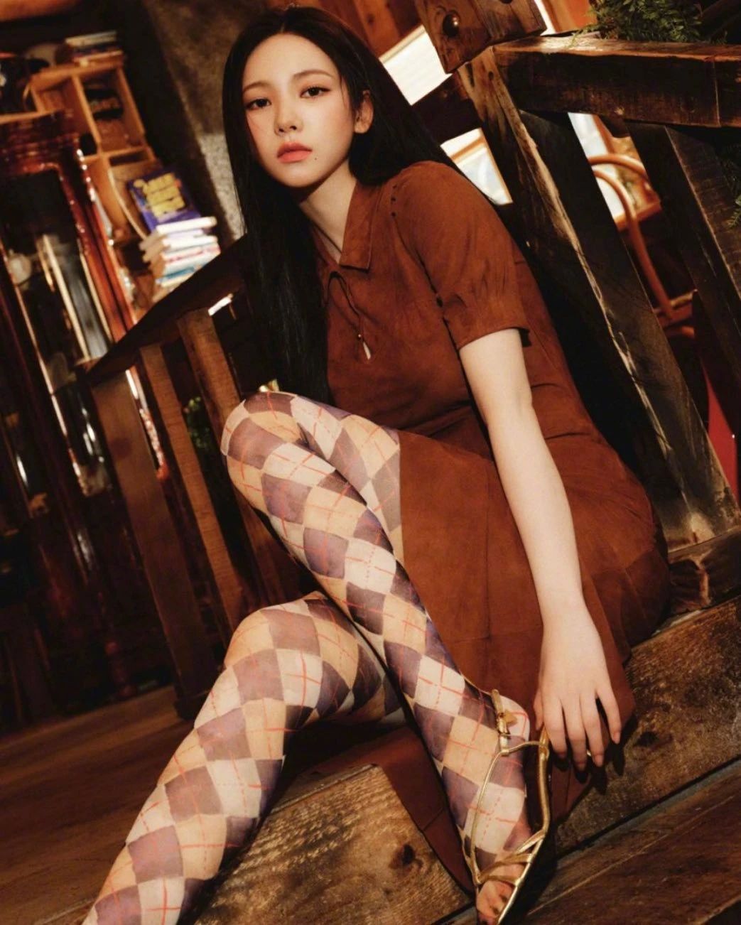 KARINA柳智敏BAZAARMEN LIT画报，氛围感拉满！

