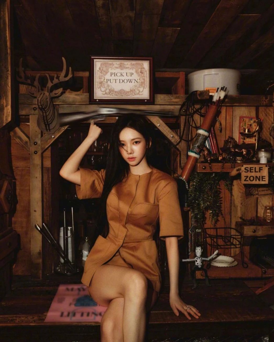 KARINA柳智敏BAZAARMEN LIT画报，氛围感拉满！
