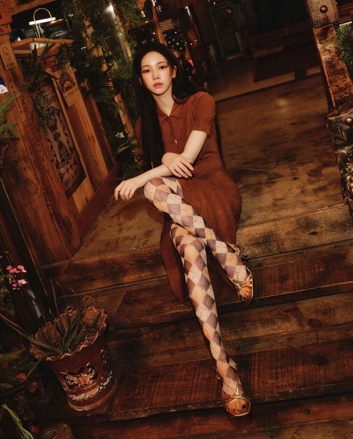 KARINA柳智敏BAZAARMEN LIT画报，氛围感拉满！
