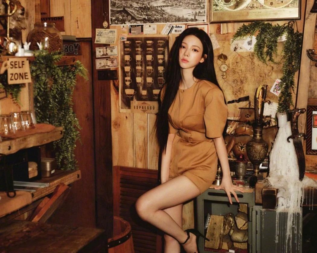 KARINA柳智敏BAZAARMEN LIT画报，氛围感拉满！
