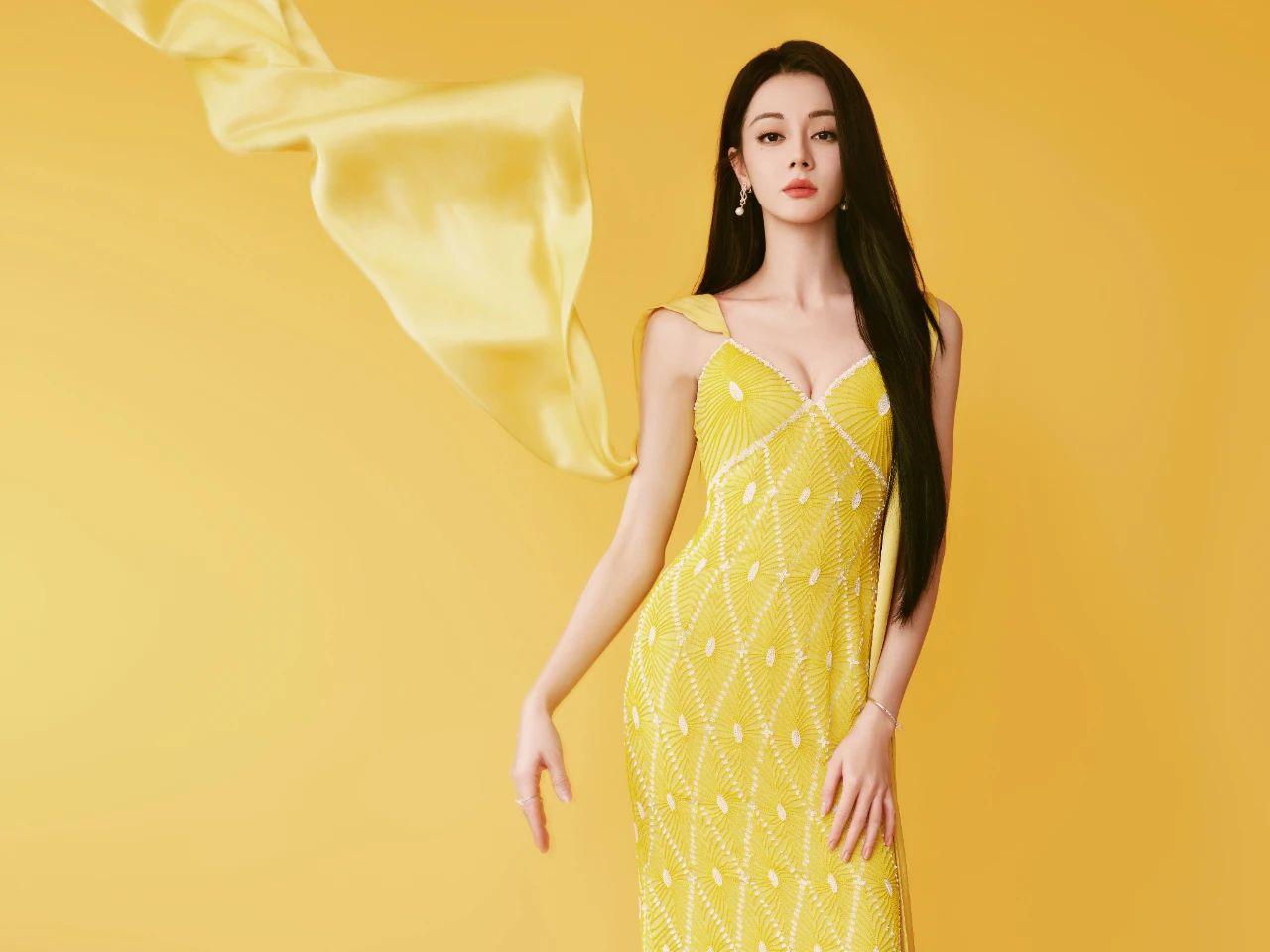 迪丽热巴黄金色高定裙，明媚的仙子