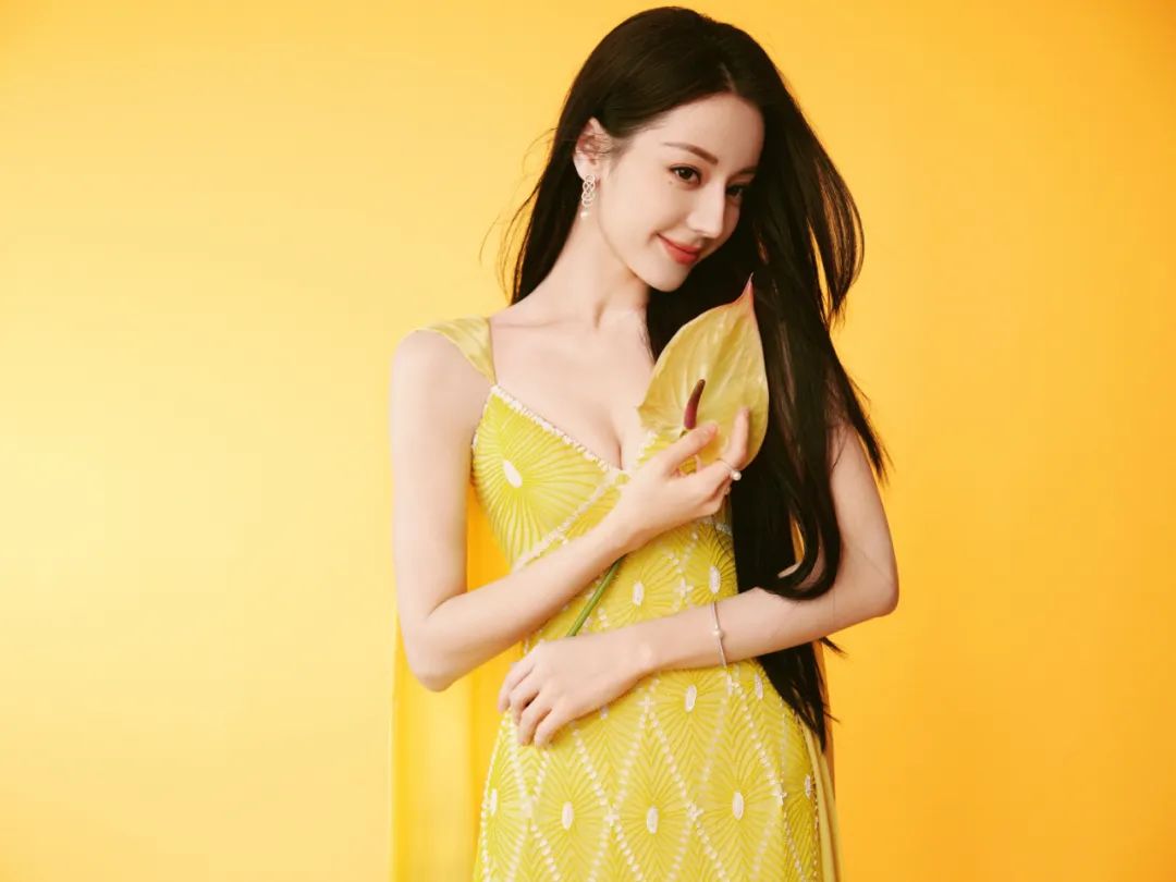 迪丽热巴黄金色高定裙，明媚的仙子