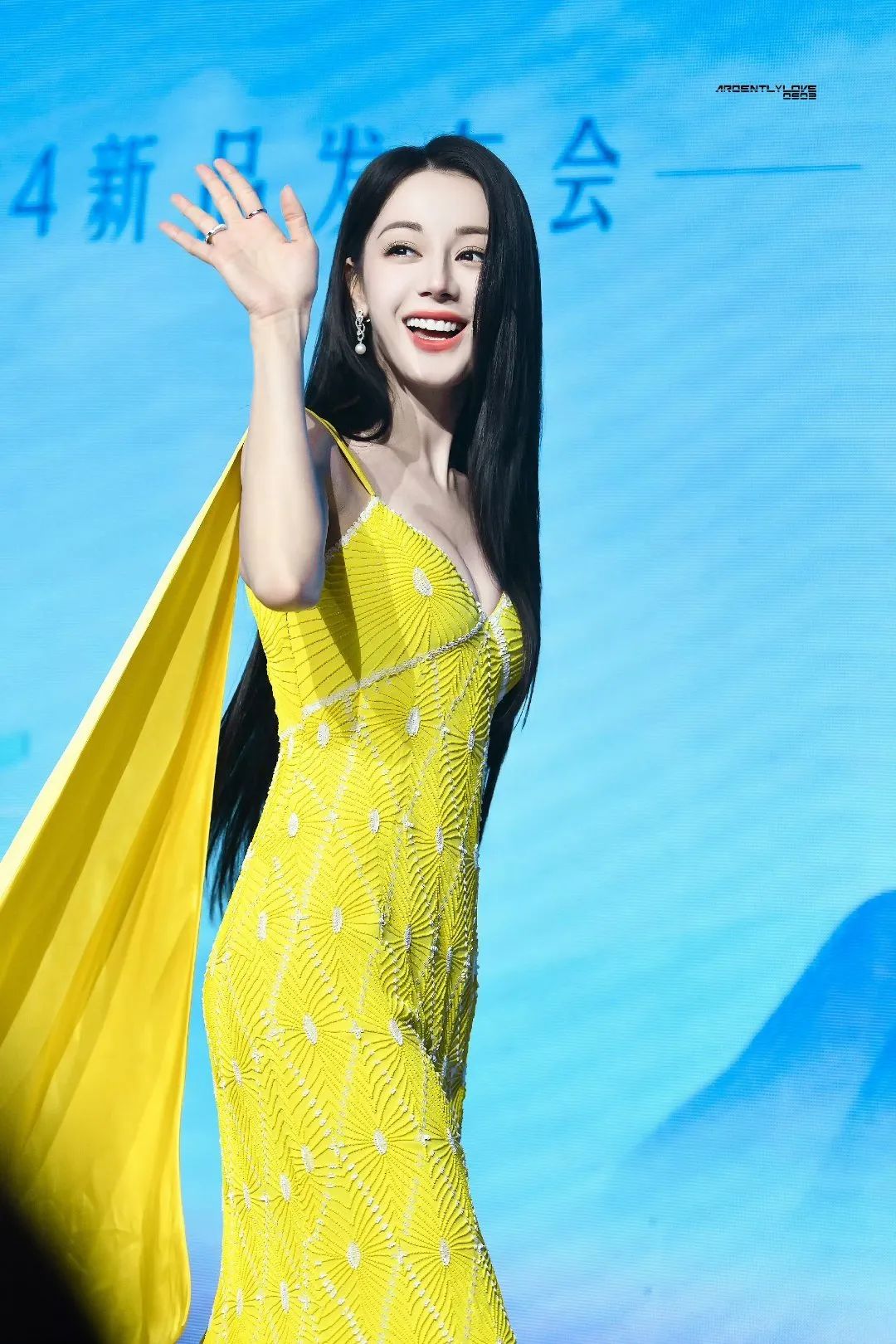 迪丽热巴黄金色高定裙，明媚的仙子
