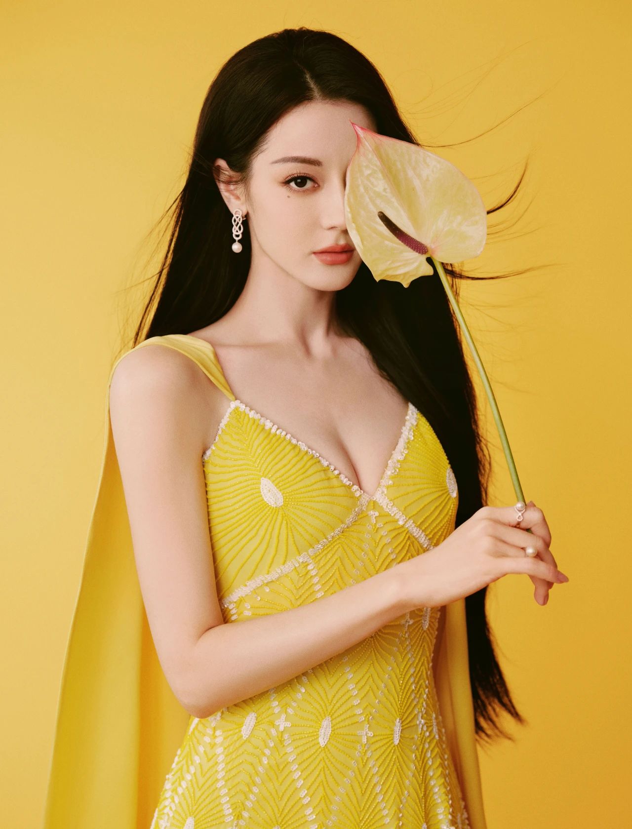 迪丽热巴黄金色高定裙，明媚的仙子