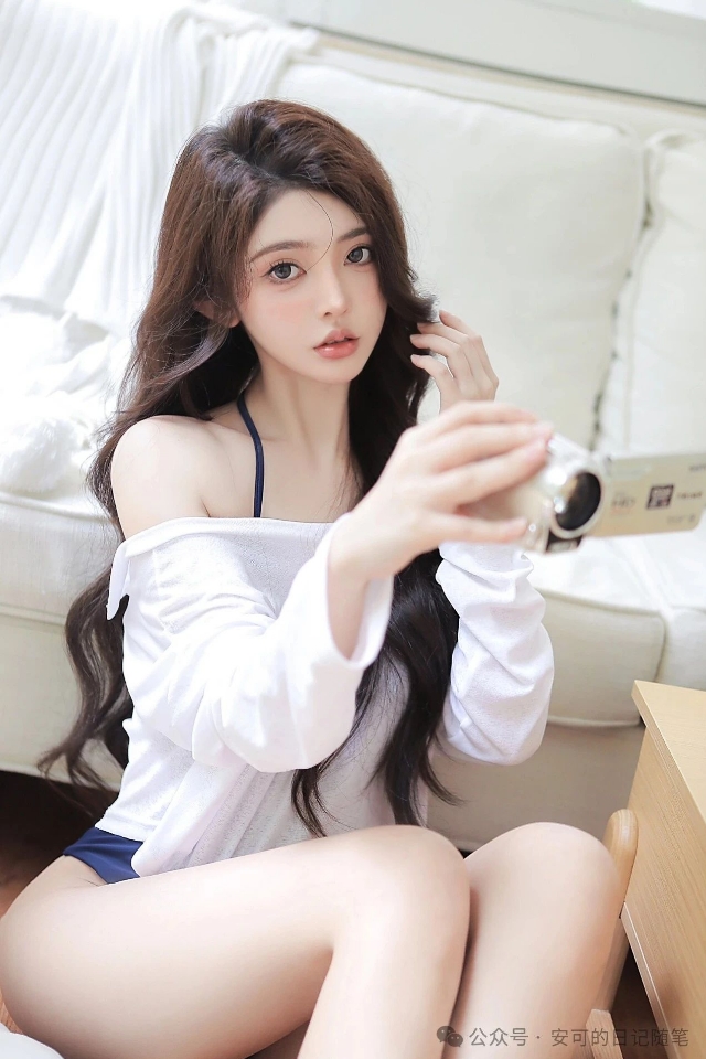 少女必备！经典黑白配，格子裙+白上衣，穿出性感诱惑力！