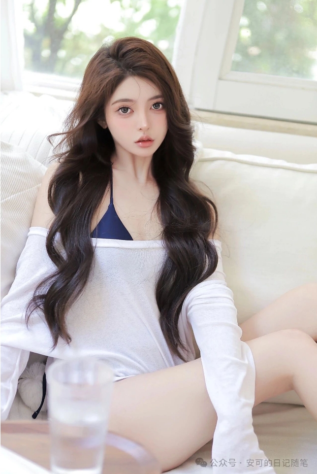少女必备！经典黑白配，格子裙+白上衣，穿出性感诱惑力！