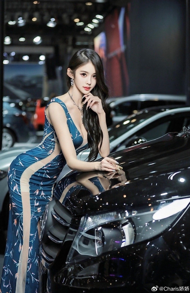 车模Charis，男人都爱的网红脸+妖娆​身材！