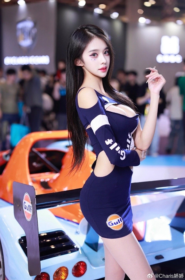 车模Charis，男人都爱的网红脸+妖娆​身材！