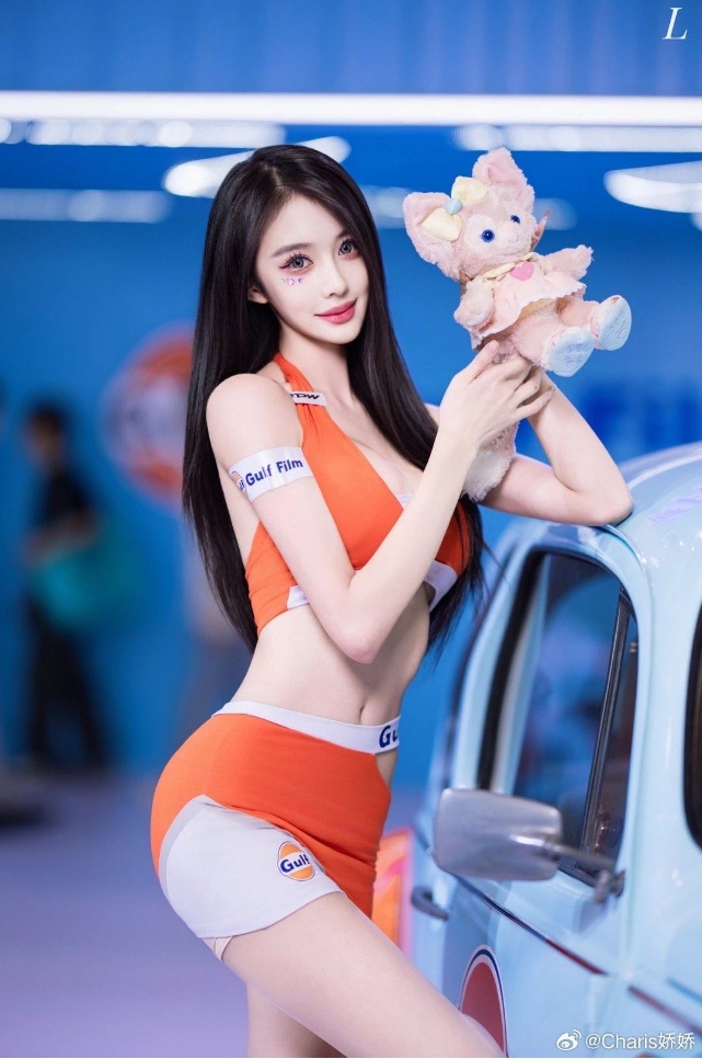 车模Charis，男人都爱的网红脸+妖娆​身材！