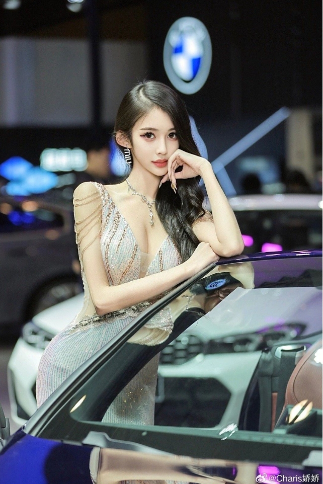 车模Charis，男人都爱的网红脸+妖娆​身材！