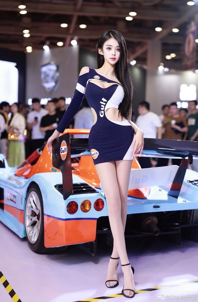 车模Charis，男人都爱的网红脸+妖娆​身材！
