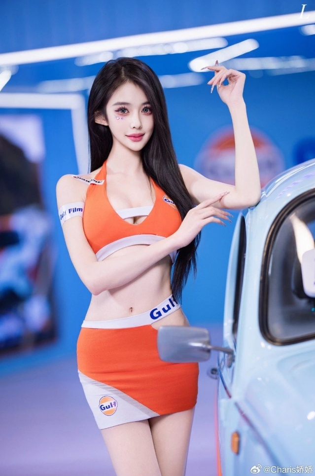 车模Charis，男人都爱的网红脸+妖娆​身材！