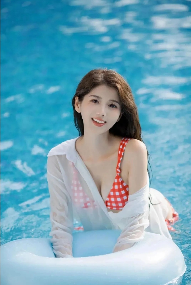 极品小姐姐泳池写真，这身材太哇塞了
