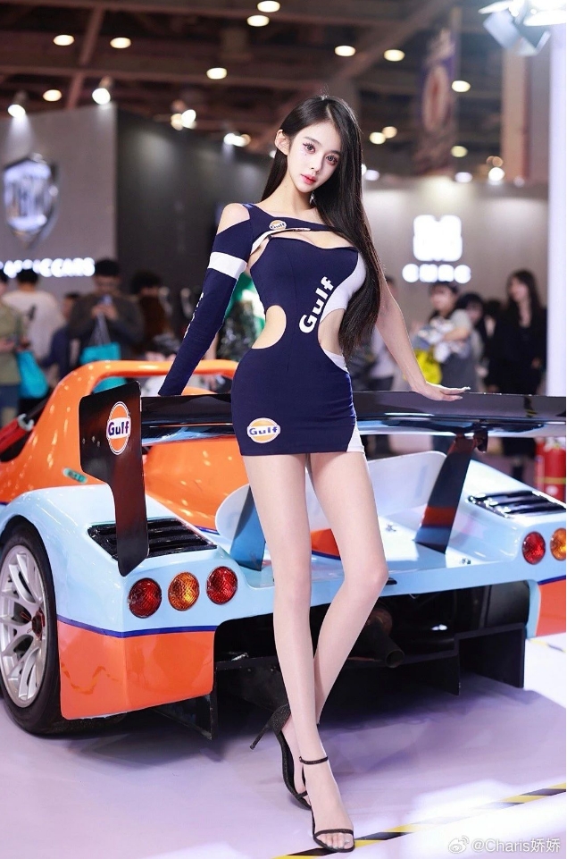 车模Charis，男人都爱的网红脸+妖娆​身材！