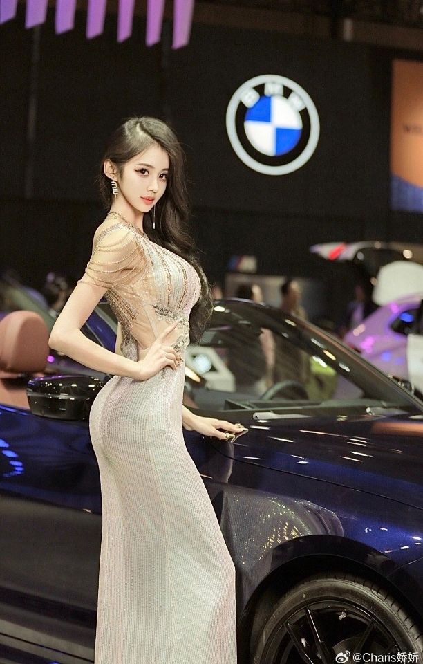 车模Charis，男人都爱的网红脸+妖娆​身材！