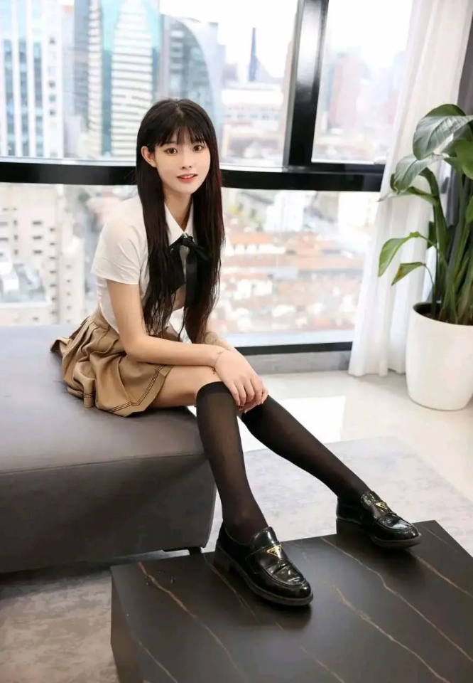白衬衫JK黑筒袜的学生装