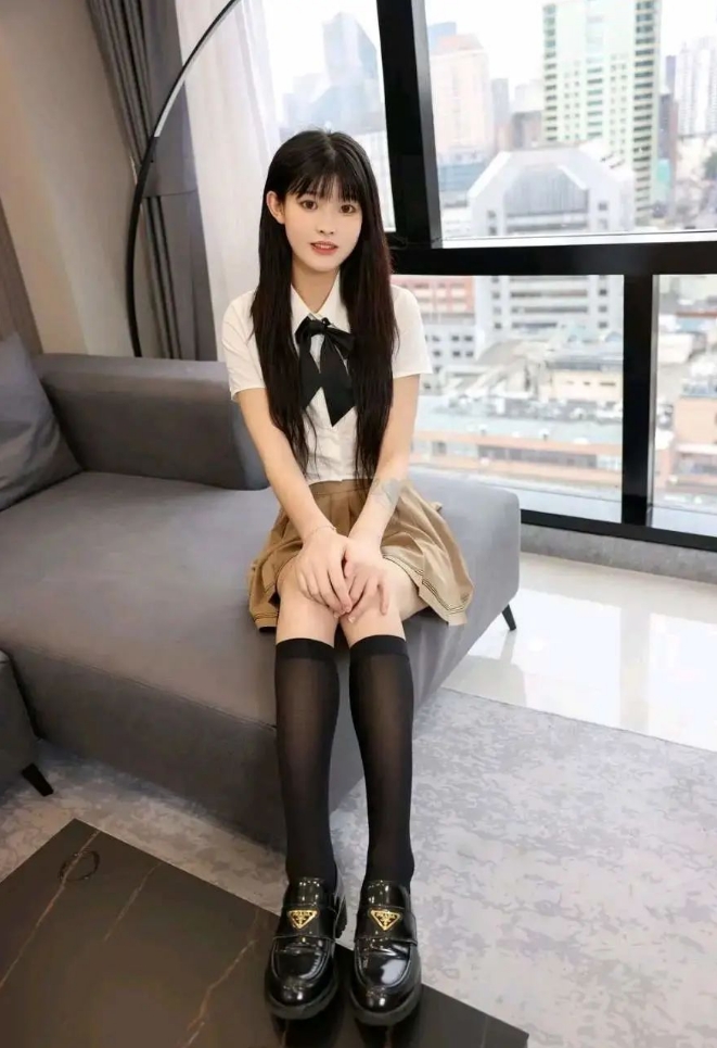 白衬衫JK黑筒袜的学生装