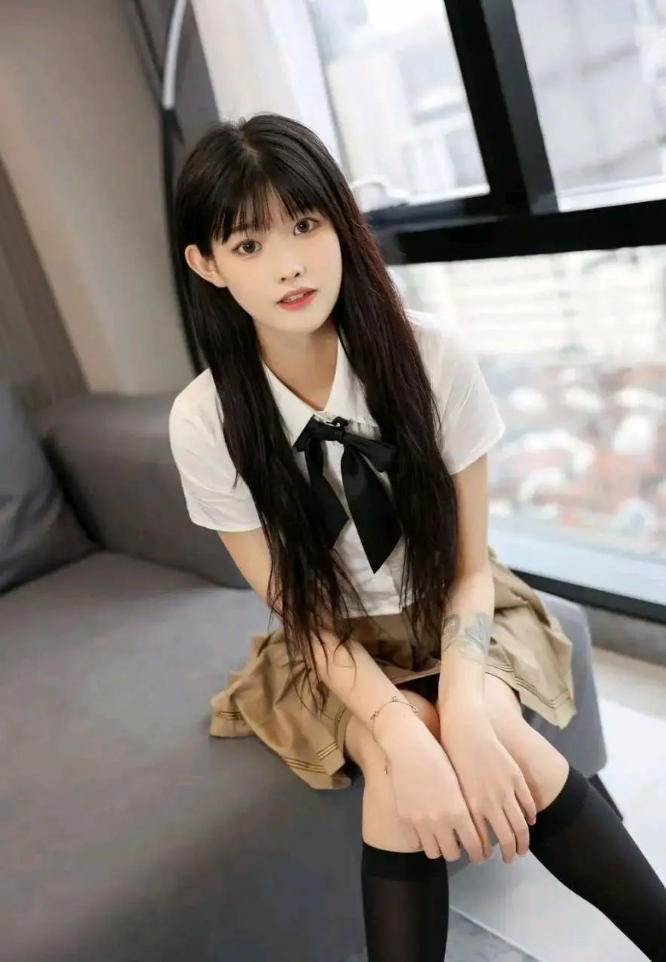 白衬衫JK黑筒袜的学生装