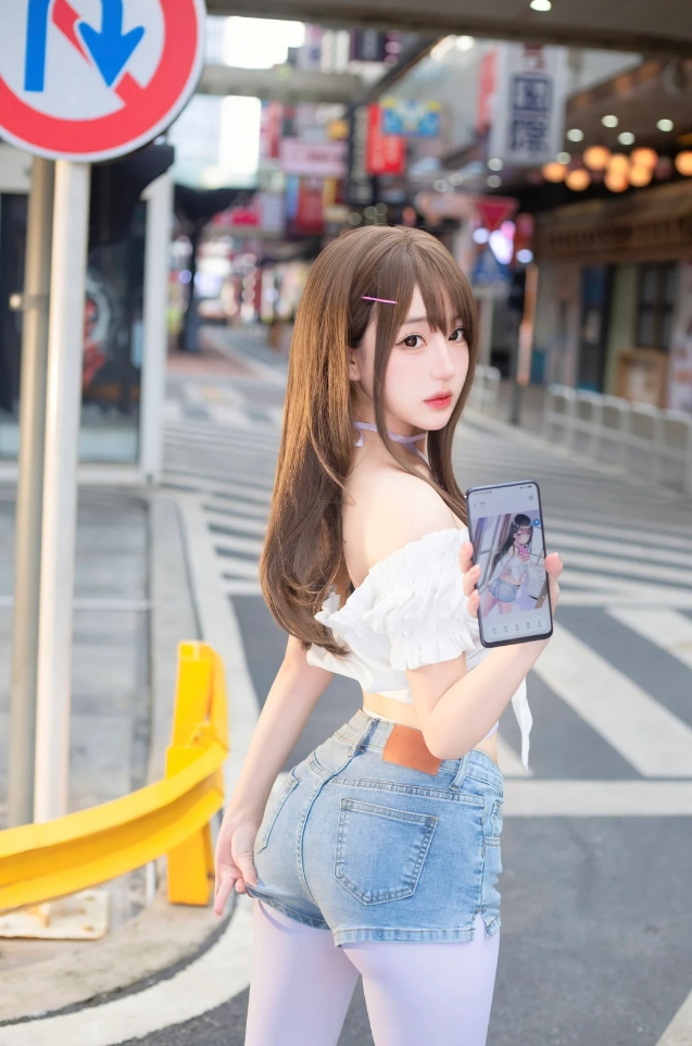 【cos】漫画女主：白丝大长腿 身材傲然