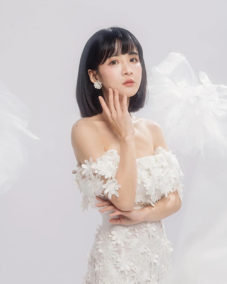 湾湾模特李汶静 | 晒雪地比基尼，被夸最美辣妈！
