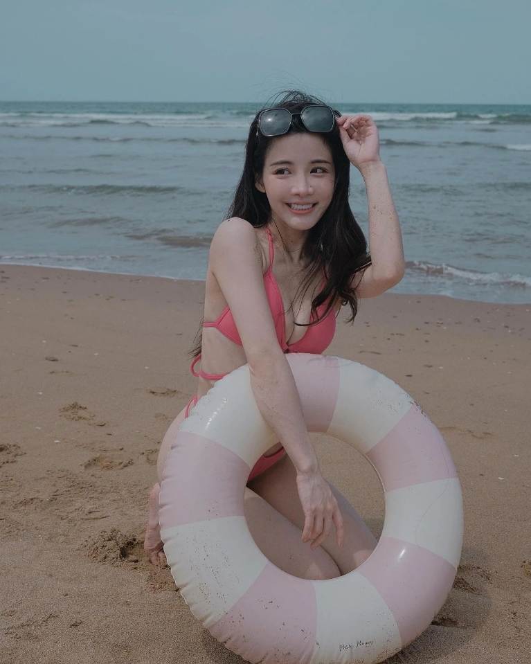 湾湾模特李汶静 | 晒雪地比基尼，被夸最美辣妈！