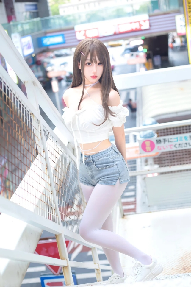 【cos】漫画女主：白丝大长腿 身材傲然