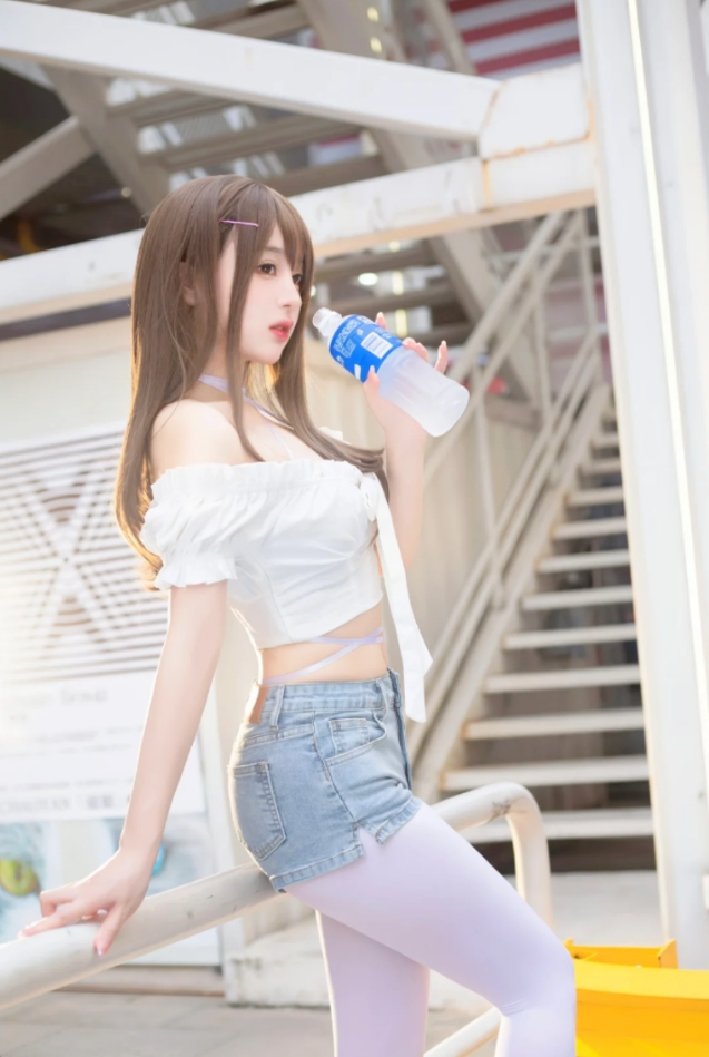 【cos】漫画女主：白丝大长腿 身材傲然