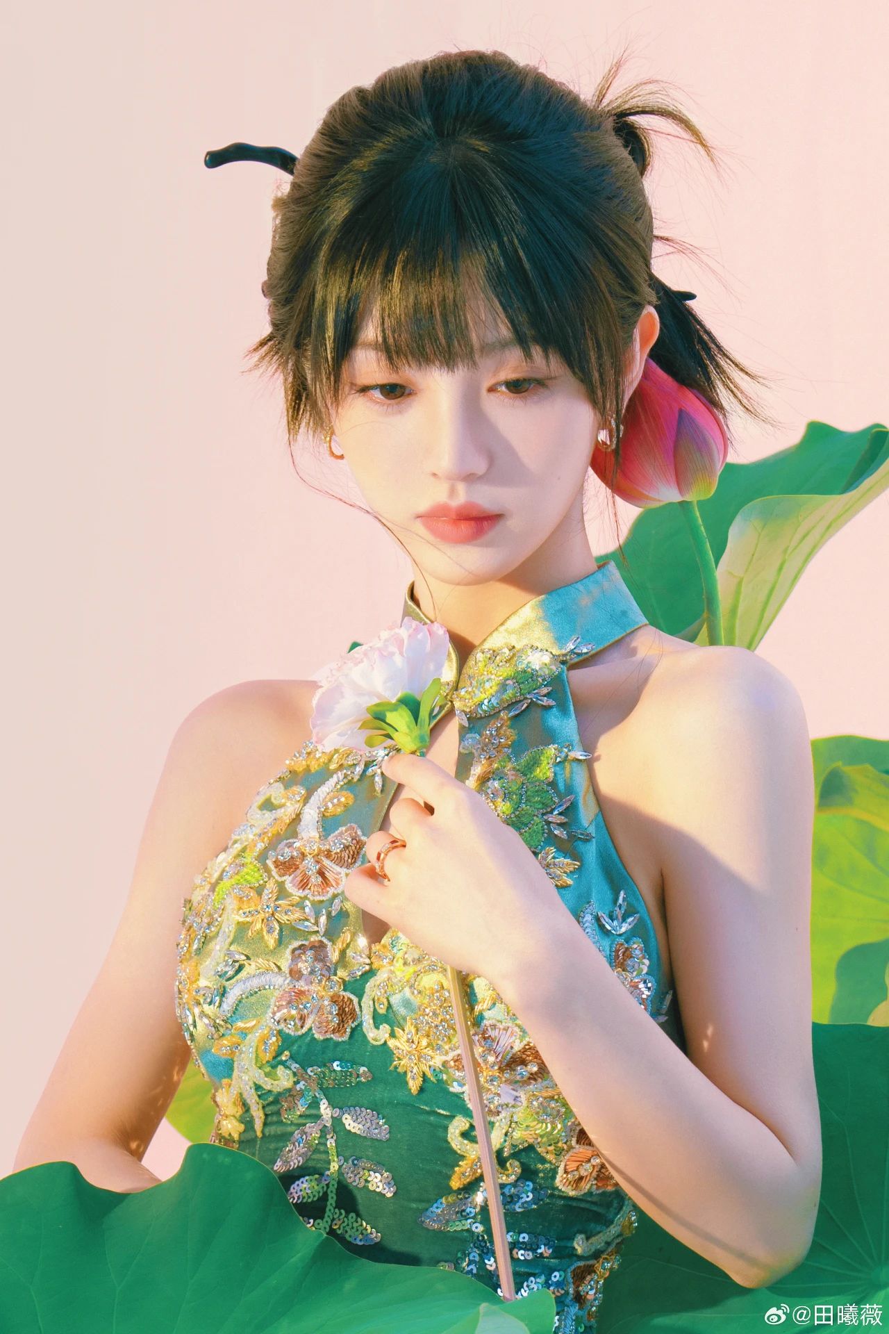 田曦薇端午节写真，这粽子是甜的还是咸的？端午安康，喜乐绵长~ ​​​