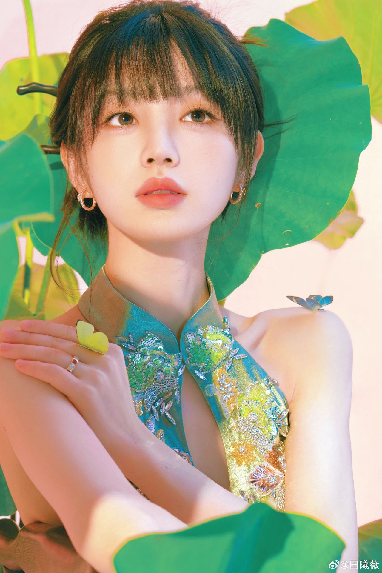 田曦薇端午节写真，这粽子是甜的还是咸的？端午安康，喜乐绵长~ ​​​