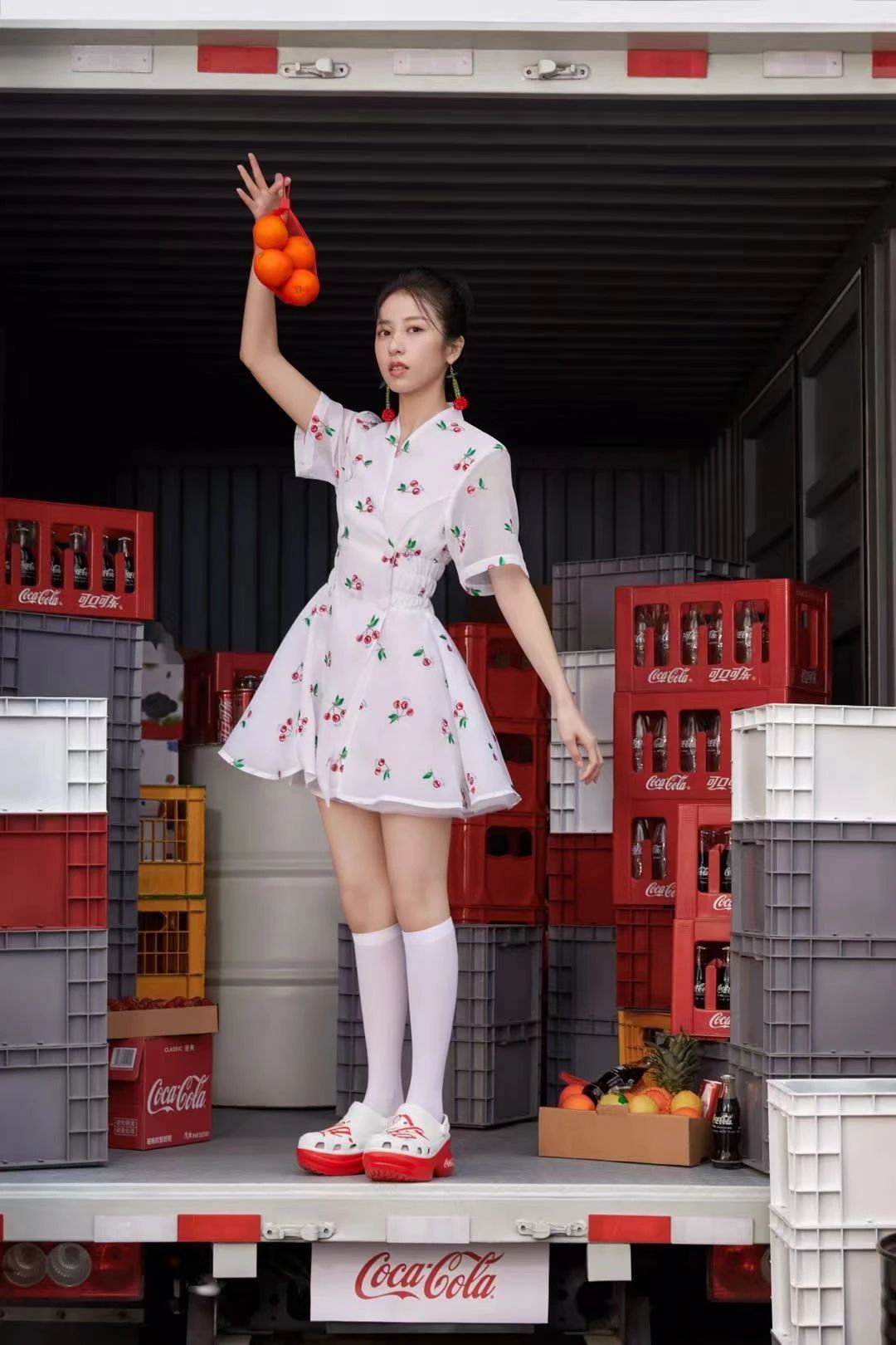 周雨彤画报 | 洞洞鞋配白袜，这造型一般人真驾驭不了！