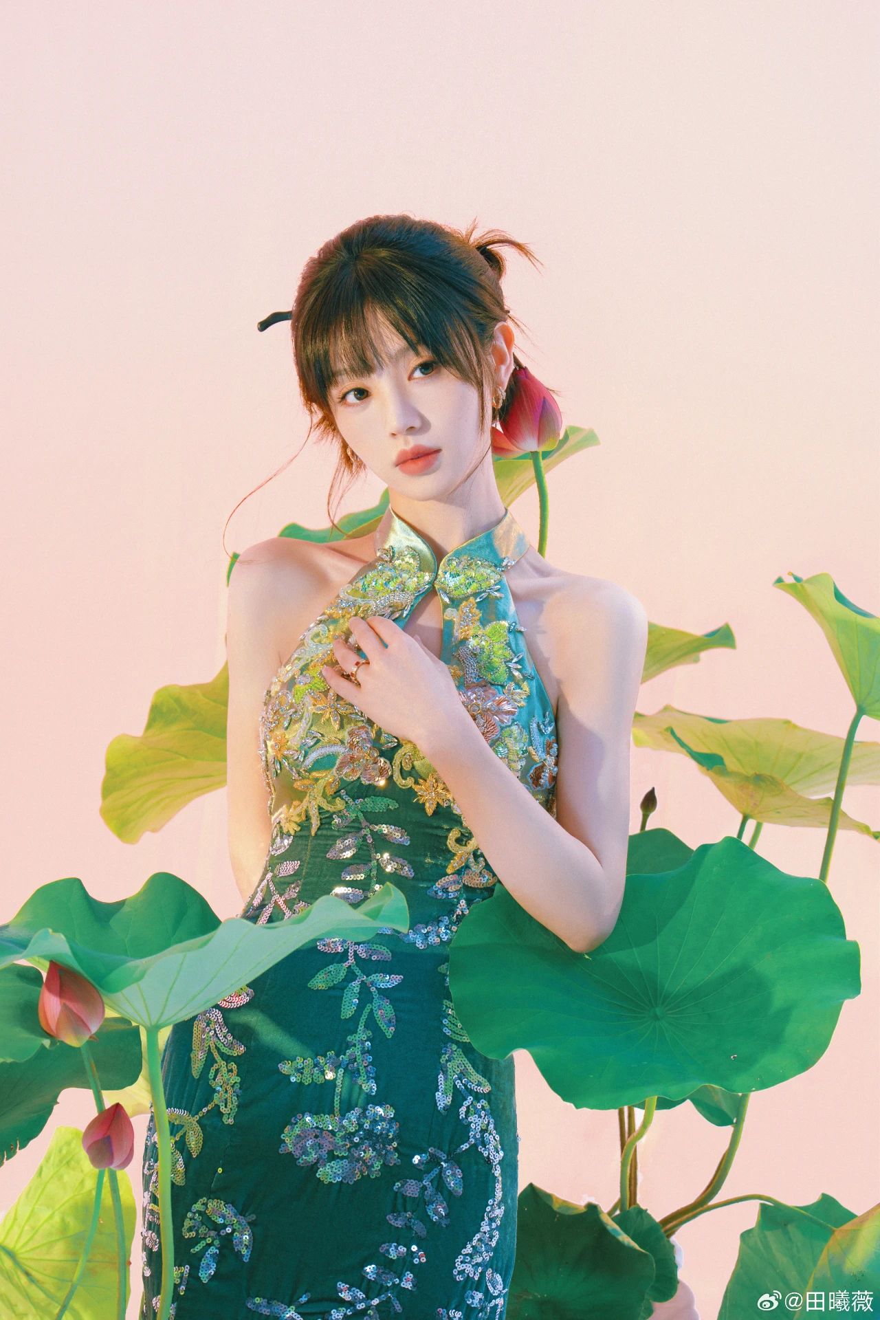 田曦薇端午节写真，这粽子是甜的还是咸的？端午安康，喜乐绵长~ ​​​