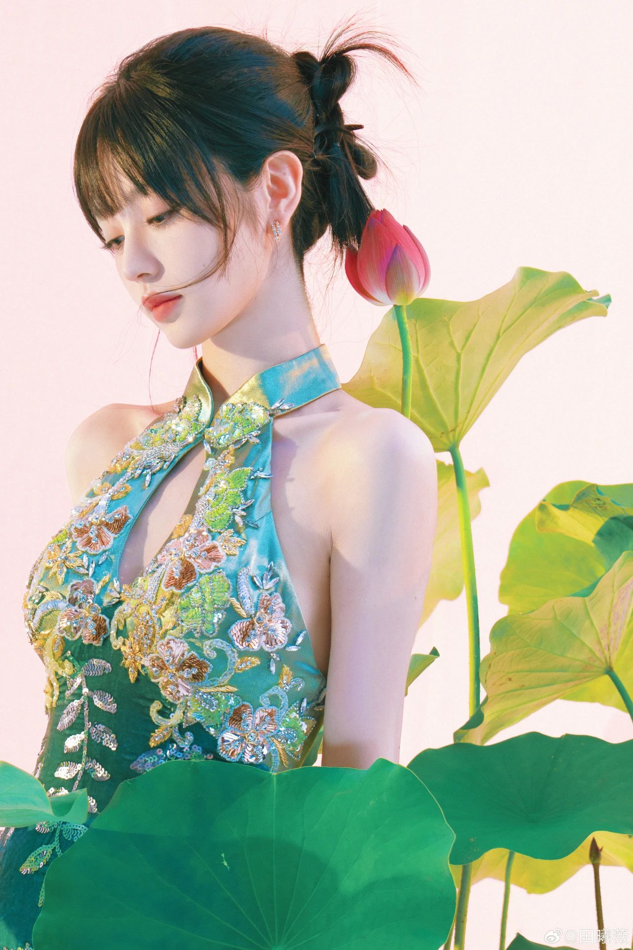 田曦薇端午节写真，这粽子是甜的还是咸的？端午安康，喜乐绵长~ ​​​