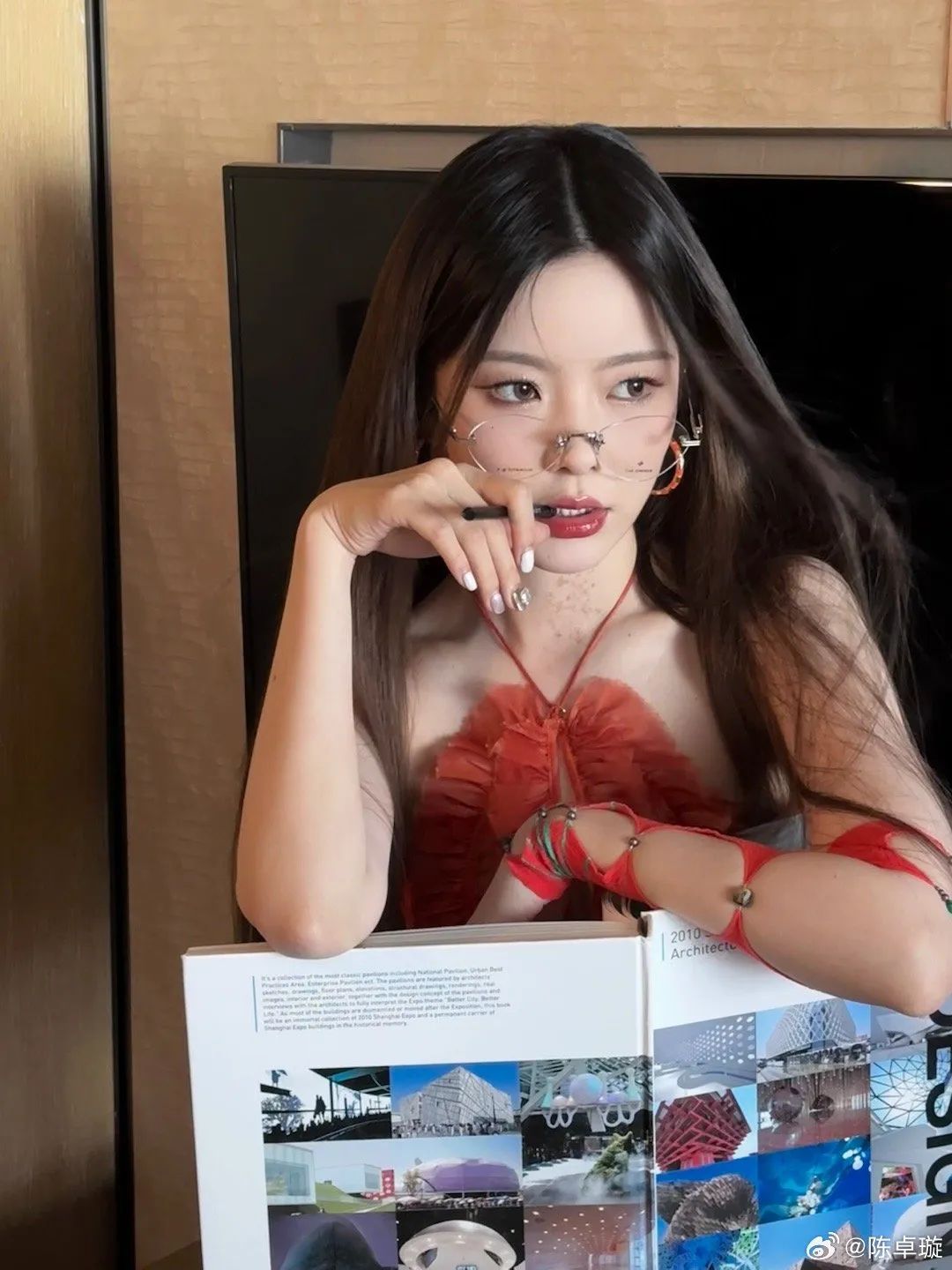 陈卓璇画报 | 带眼镜的麻辣女教师！