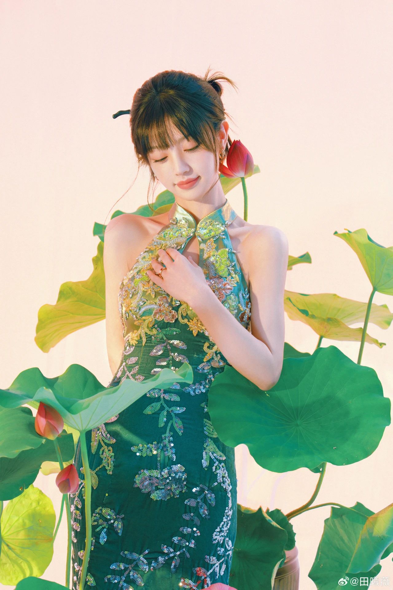 田曦薇端午节写真，这粽子是甜的还是咸的？端午安康，喜乐绵长~ ​​​