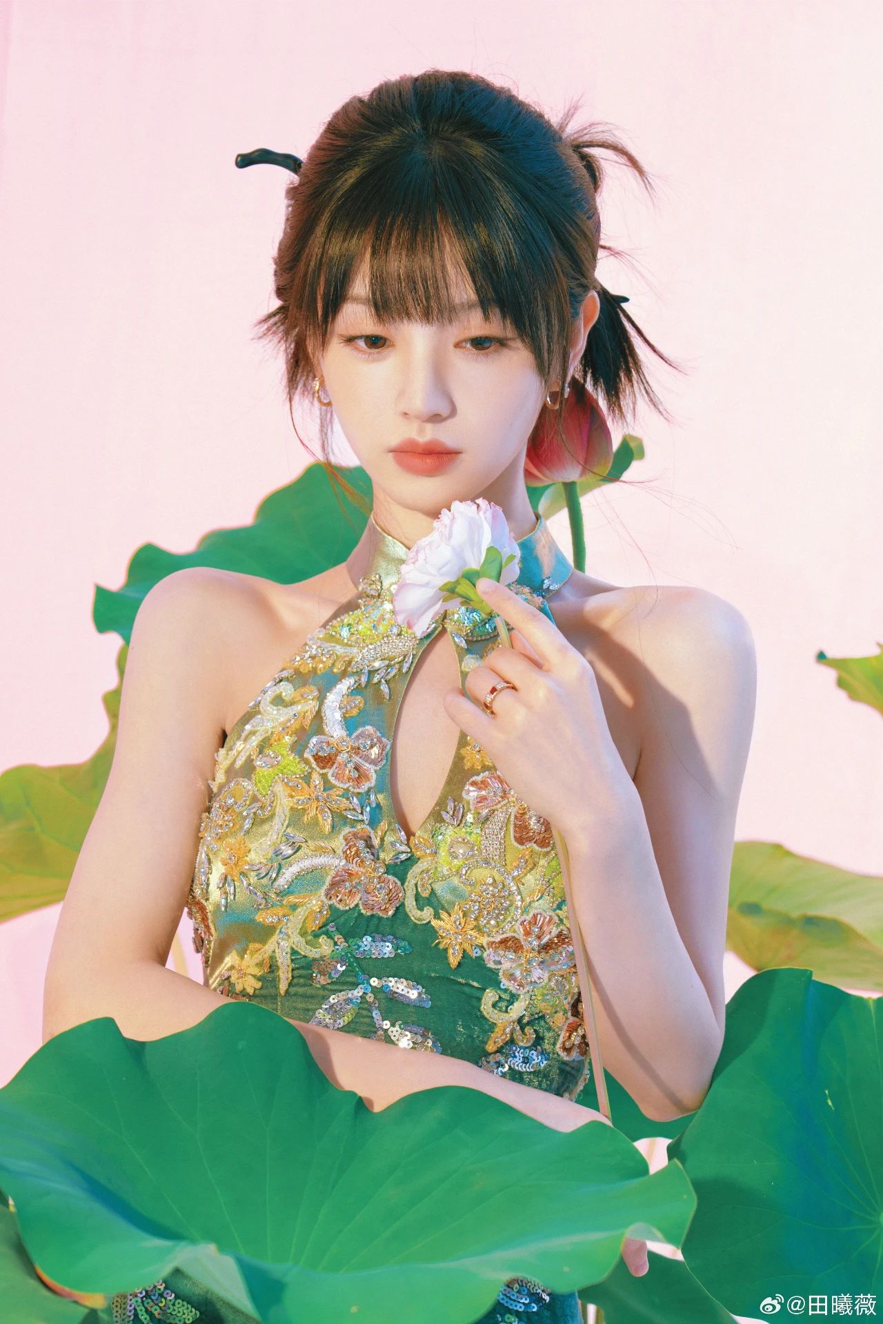 田曦薇端午节写真，这粽子是甜的还是咸的？端午安康，喜乐绵长~ ​​​