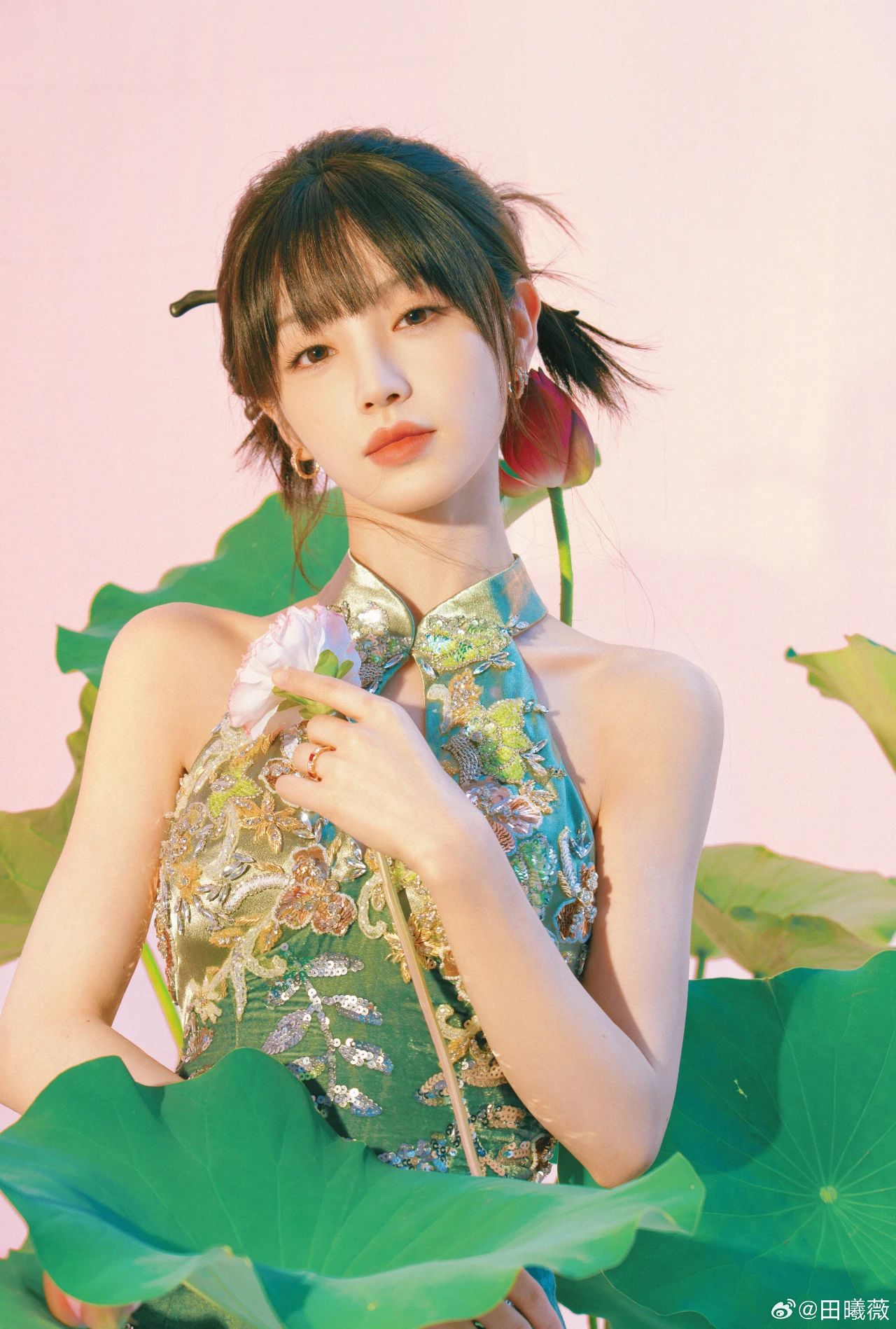田曦薇端午节写真，这粽子是甜的还是咸的？端午安康，喜乐绵长~ ​​​