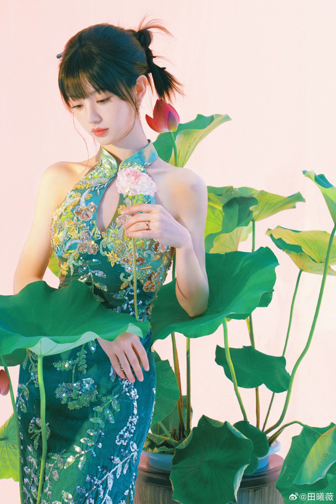 田曦薇端午节写真，这粽子是甜的还是咸的？端午安康，喜乐绵长~ ​​​