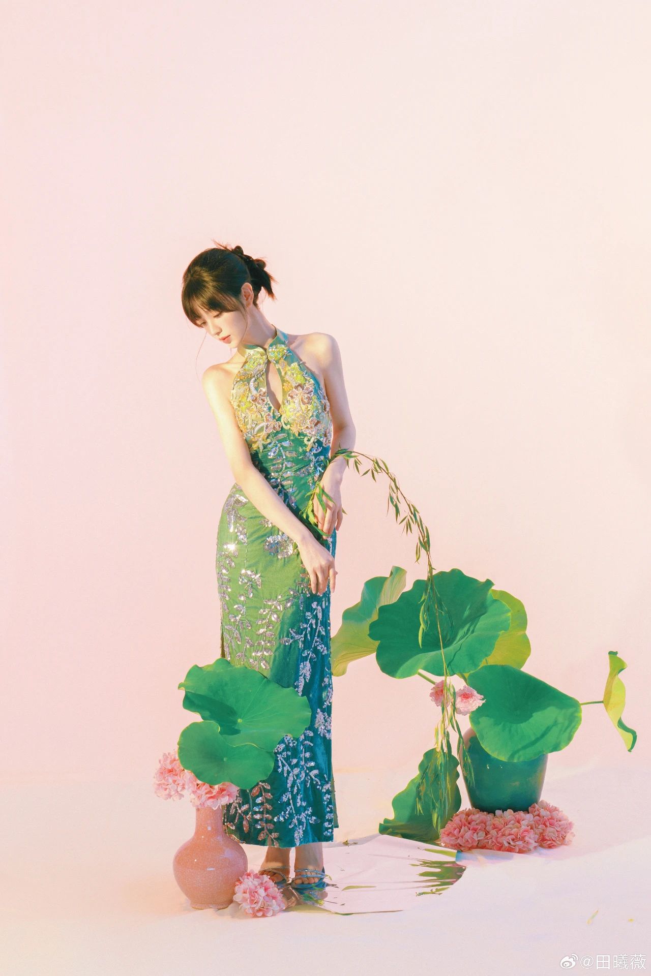 田曦薇端午节写真，这粽子是甜的还是咸的？端午安康，喜乐绵长~ ​​​