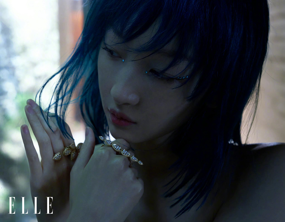 周冬雨演绎未来感赛博朋克少女