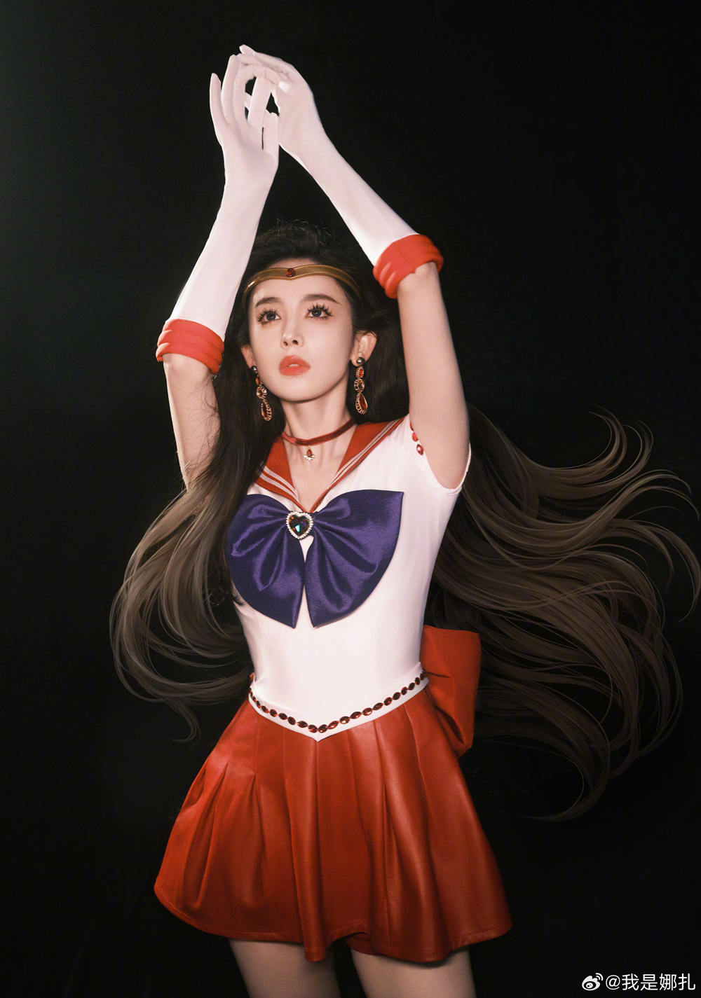 娜扎身穿红白配色的紧身短裙cos火野丽