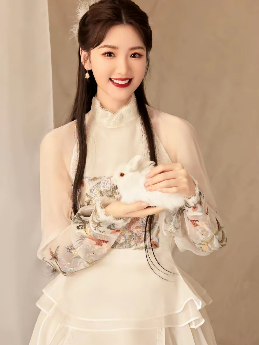 毛晓彤美图精选 | 甜美天花板，央视认证的美貌！