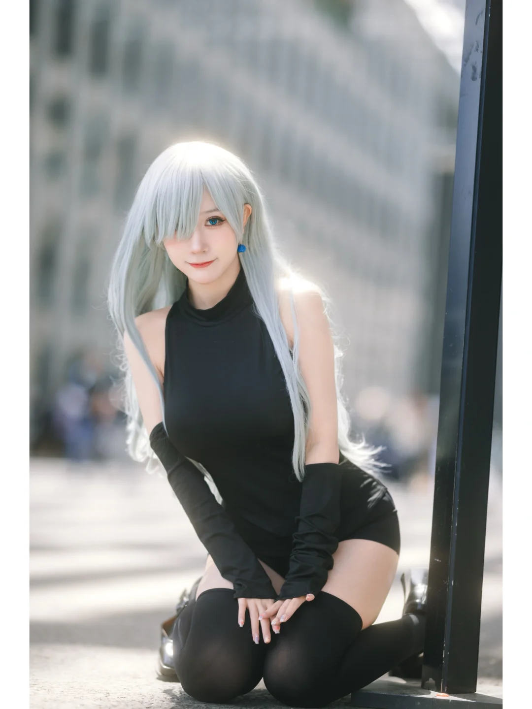 那道黑色柔软的曲线在她抬头的时刻沐浴在温柔的光线里，侧颜极其迷人