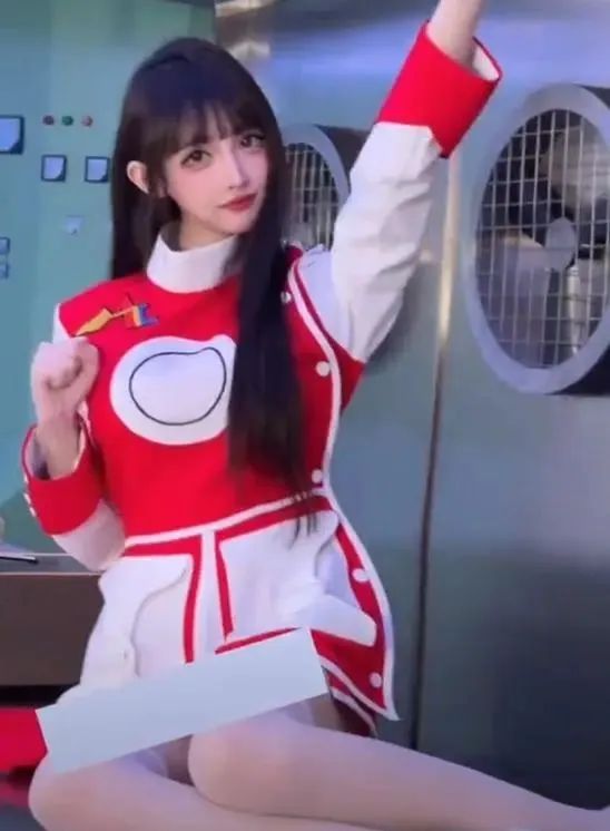 【cos】奥特曼队员，女网红黑丝身材，又可以相信光了！