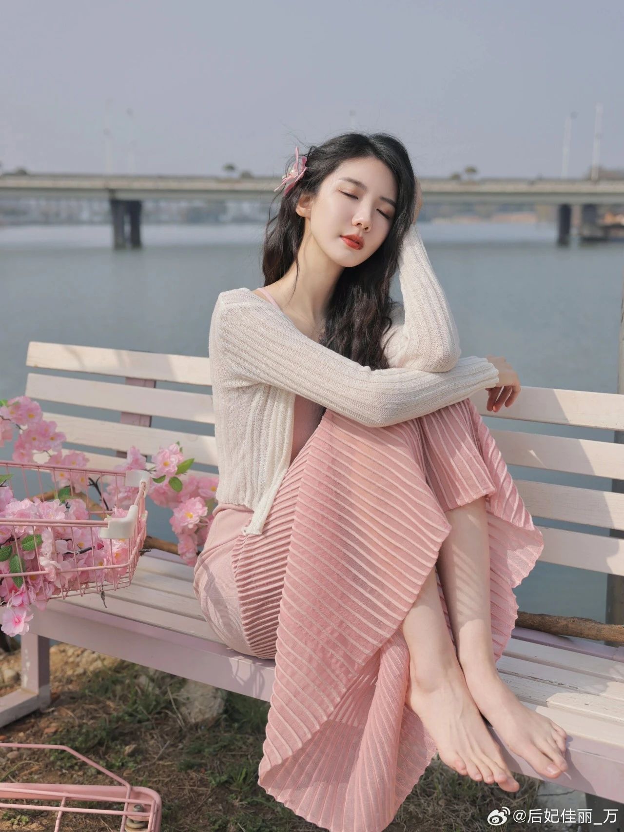 粉色长裙，完美身材的小姐姐