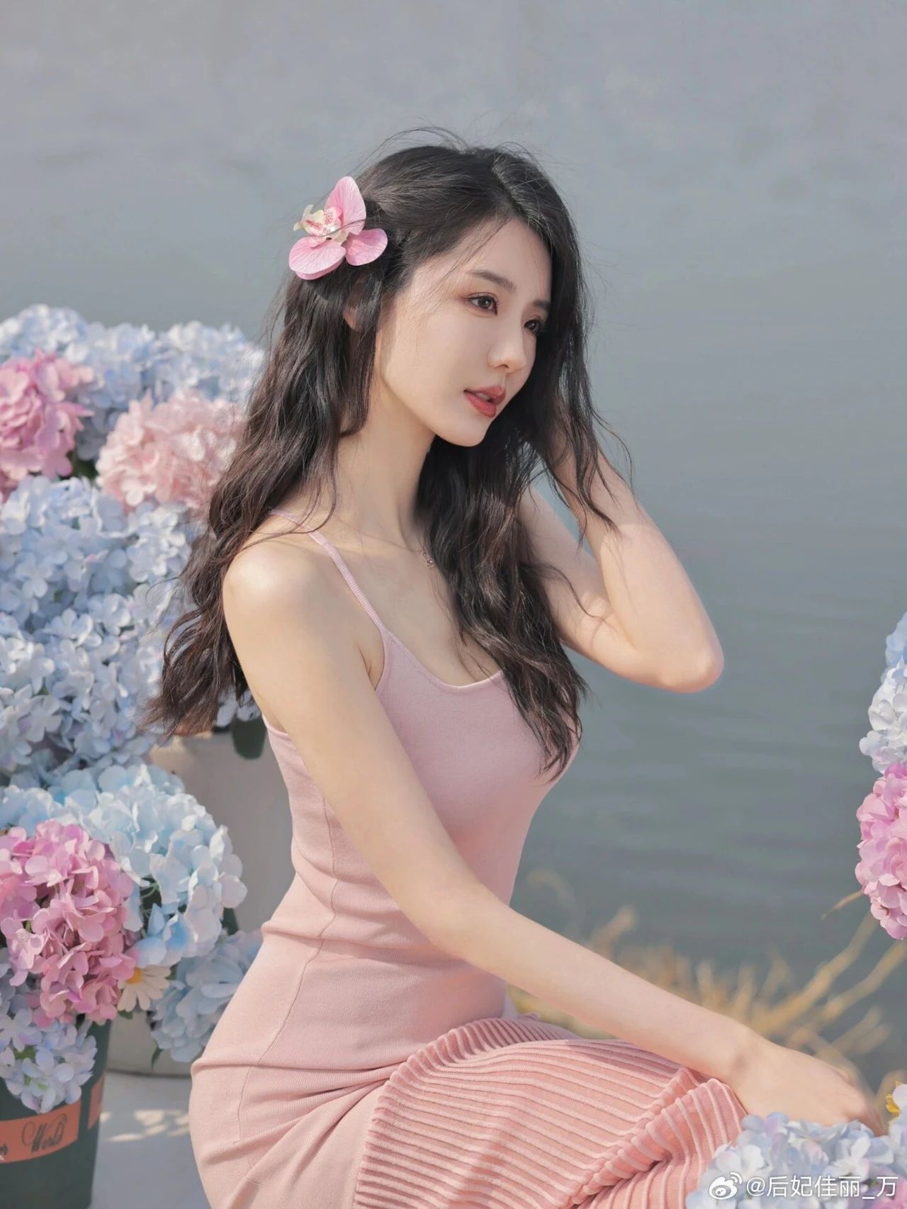粉色长裙，完美身材的小姐姐